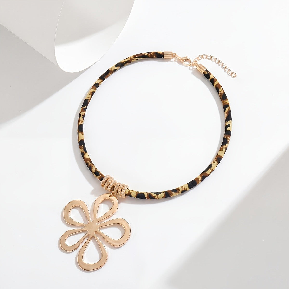 Rope Hollow Flower Necklace