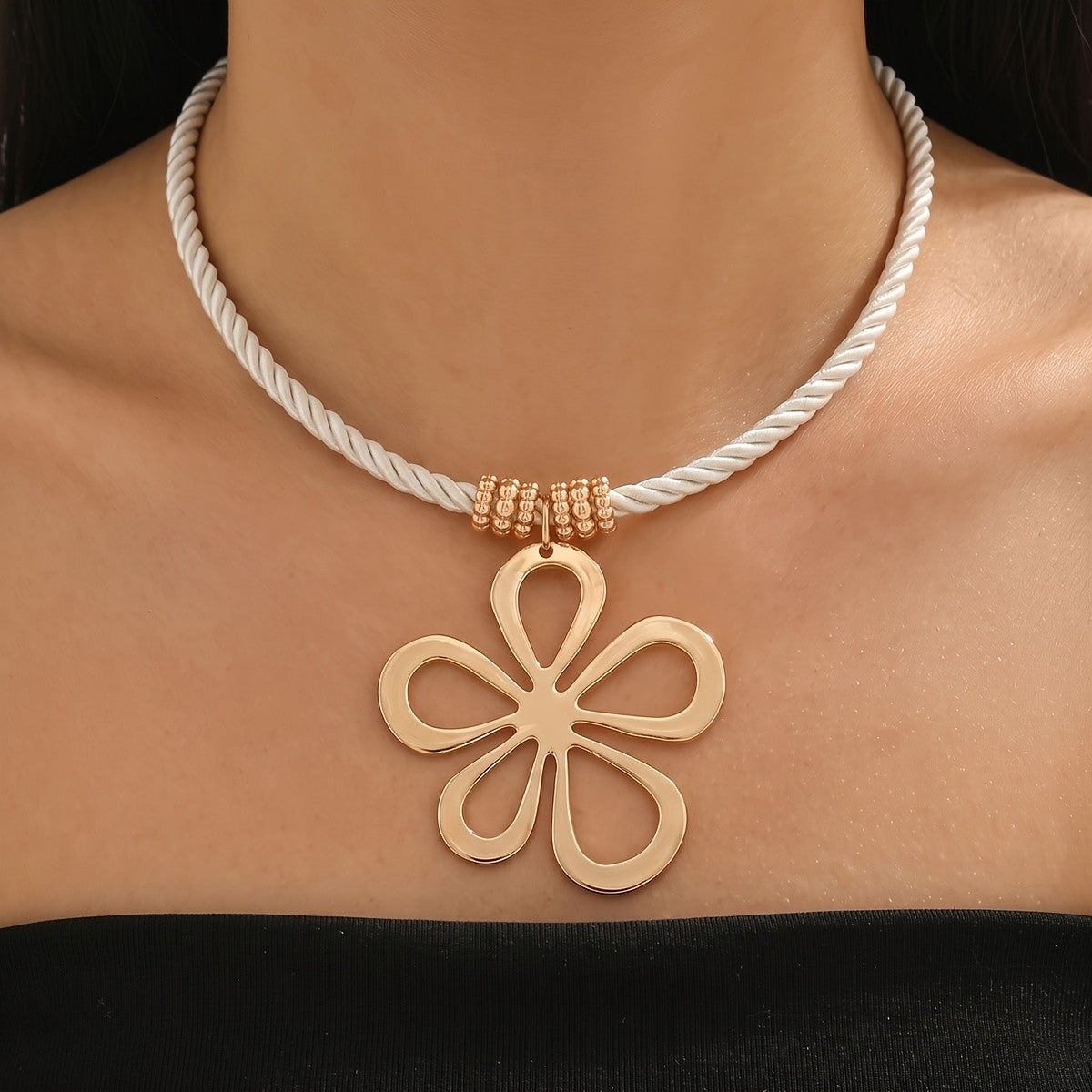 Rope Hollow Flower Necklace