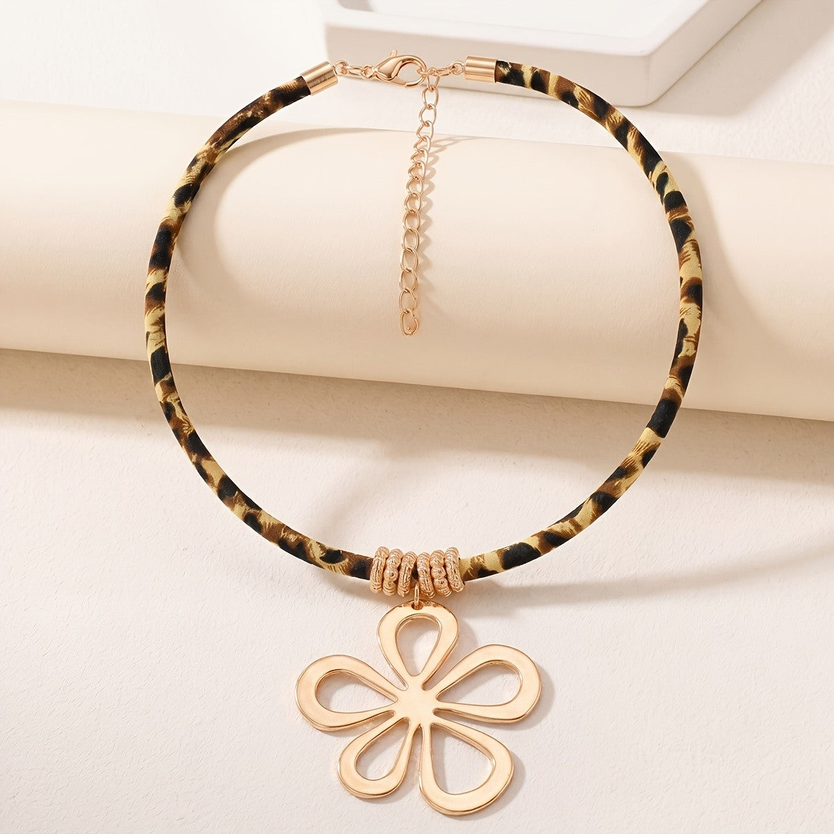 Rope Hollow Flower Necklace