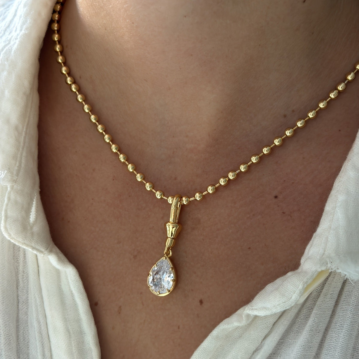 Contrast Bead Teardrop Pendant Necklace