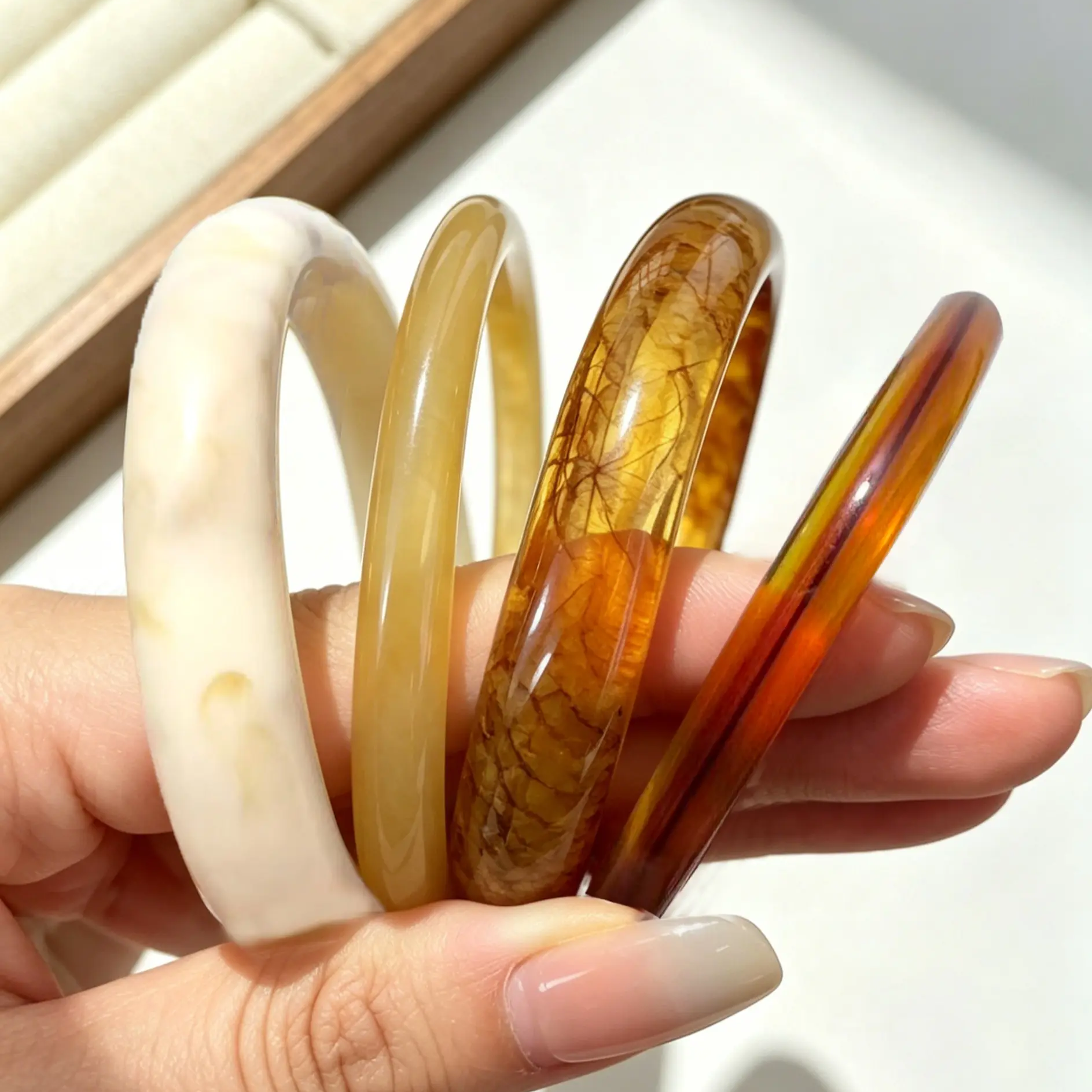 4pc Vintage Resin Bangle Set