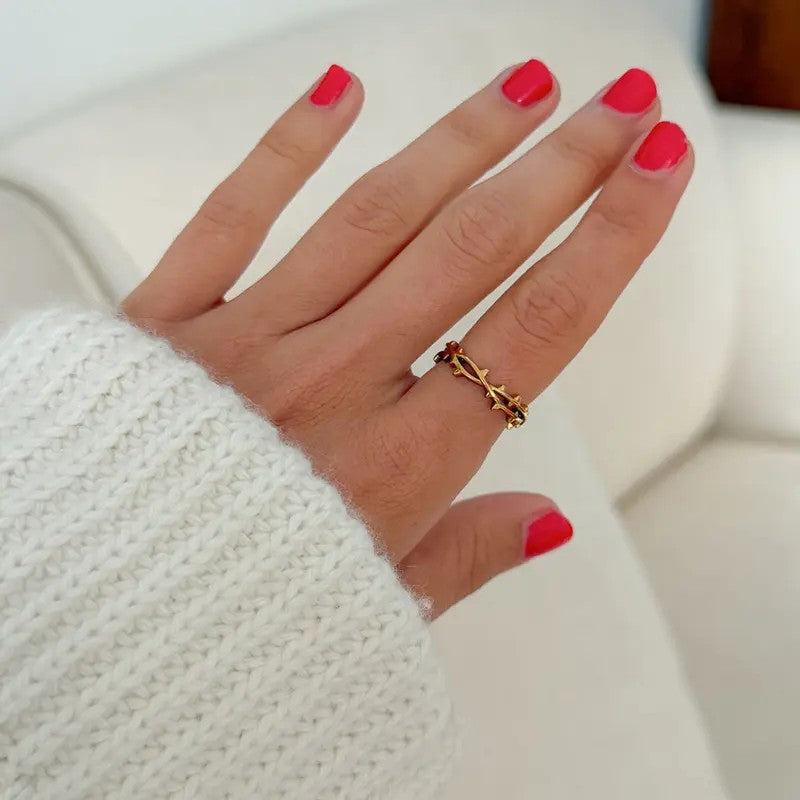 Intertwined Thorn Statement Ring