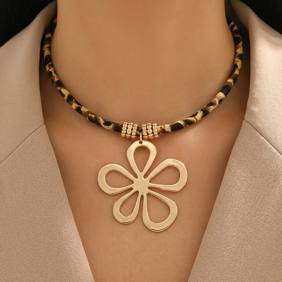 Rope Hollow Flower Necklace