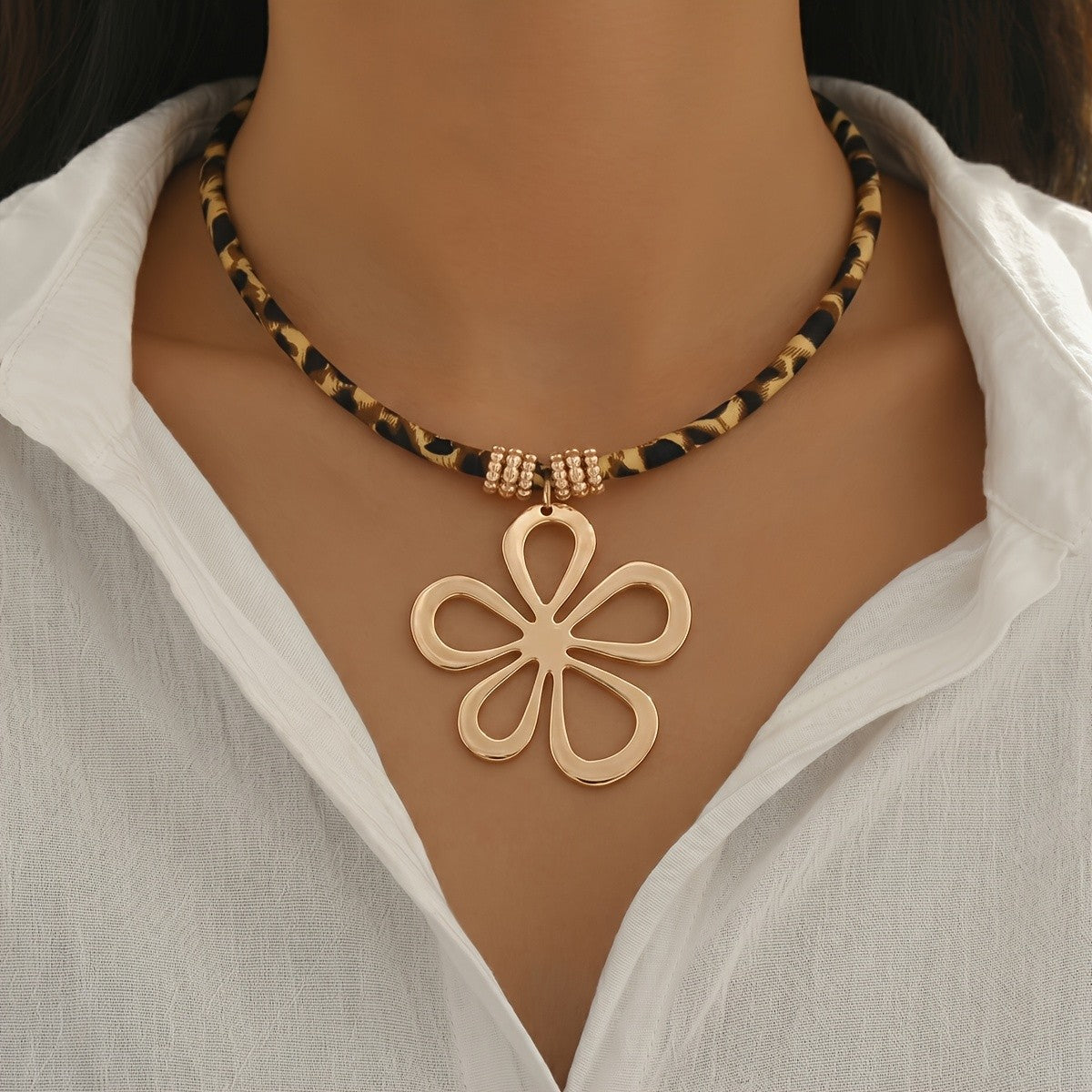 Rope Hollow Flower Necklace