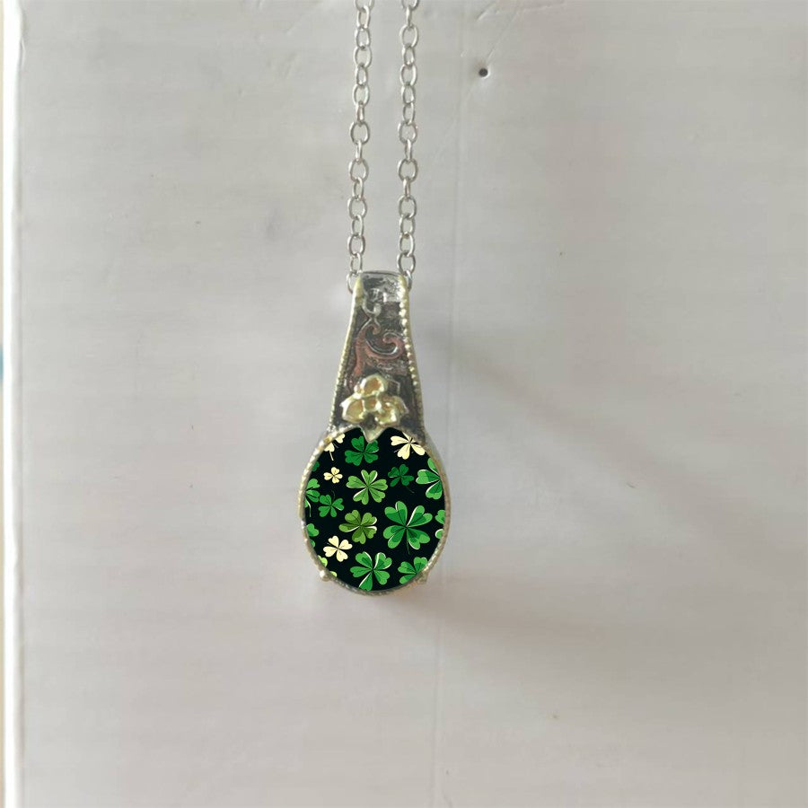 Clover Pattern Oval Pendant Necklace