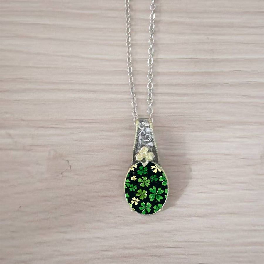 Clover Pattern Oval Pendant Necklace