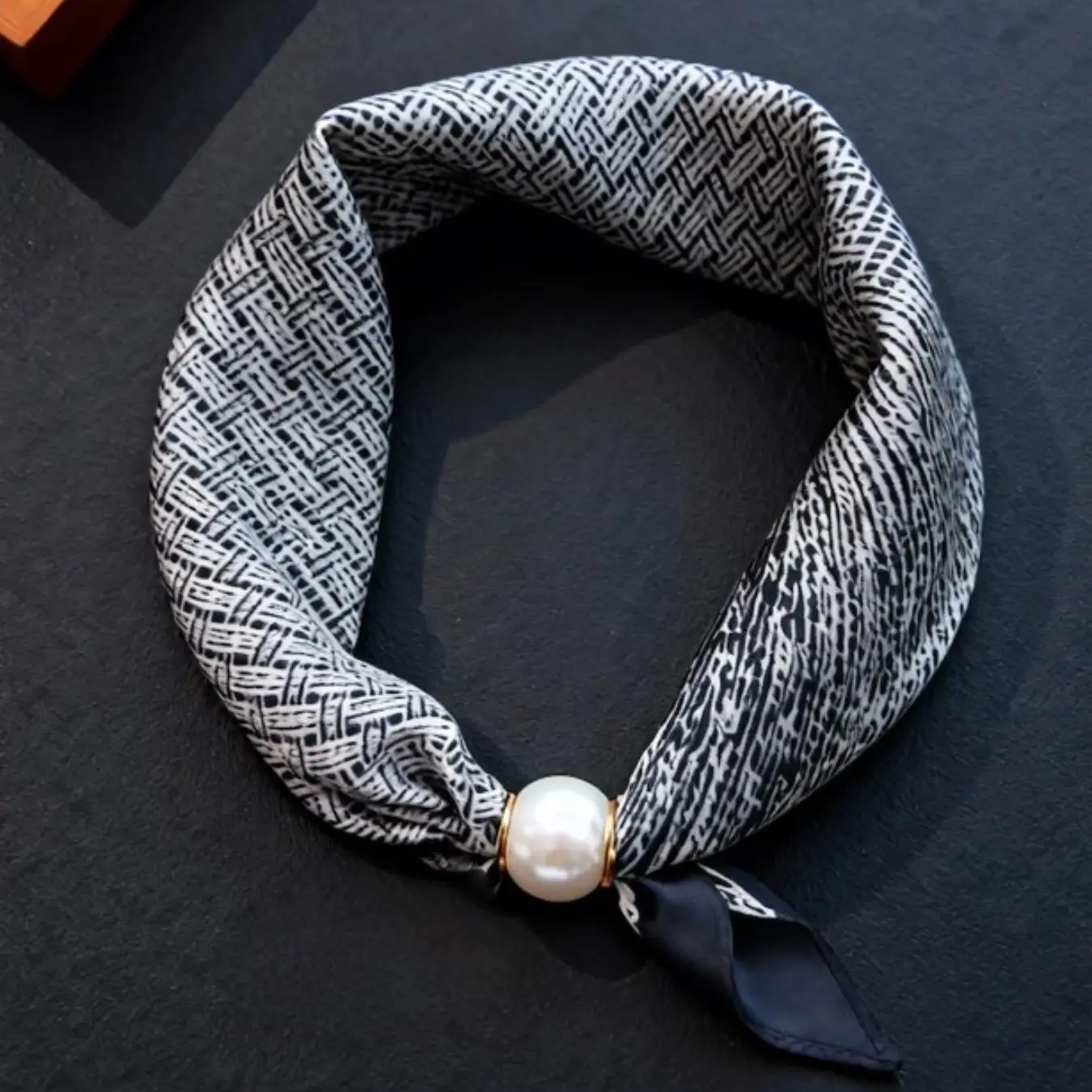 Magnetic Buckle Pearl Necklace